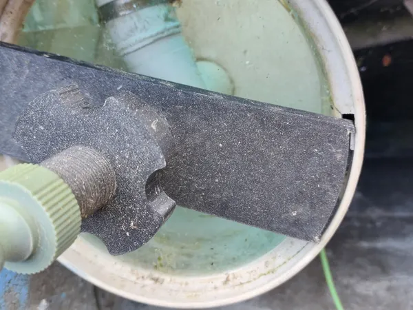 Swimming pool - vacuum cleaner flap pressure with water addition option