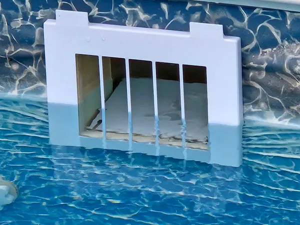 Azuro Skimmer Cover – Snap-Fit Screw Cover & Chlorine Floater Guard / Kryt skimmeru Azuro – kryt šroubů s mřížkou proti vplutí plováku