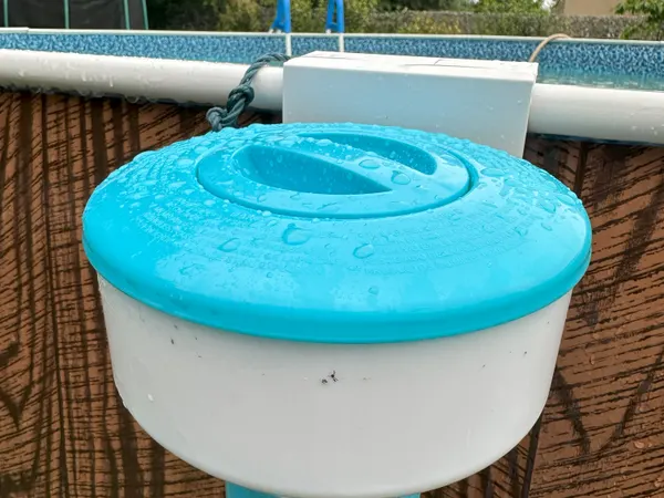Swimming pool chlorine floater holder