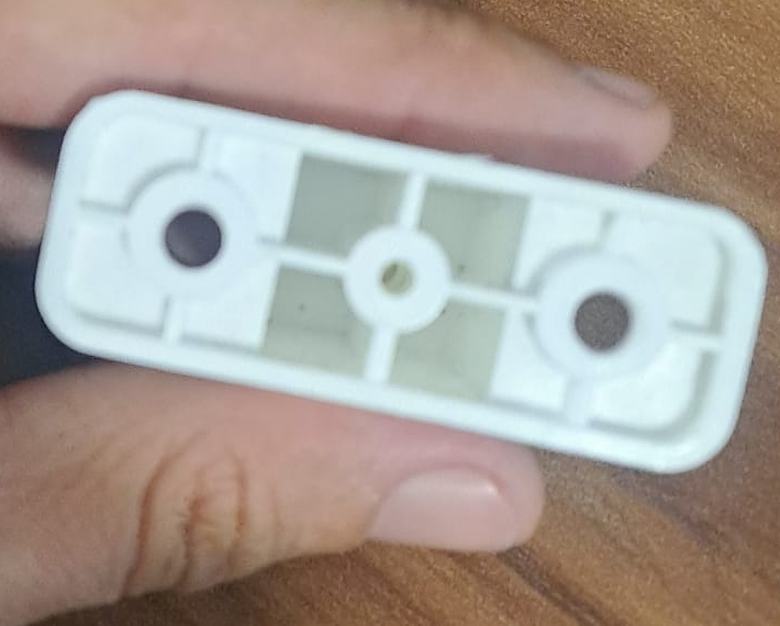 Detail spodní strany dílu s dírami