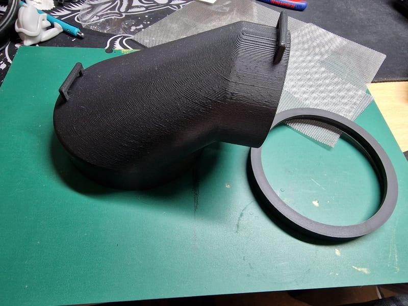 Redukce 150/100 mm s kolenem 90° (2v1) — 3D tištěná příruba